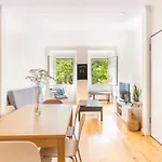 Comfy 3 Bedroom Campo De Ourique Lissabon